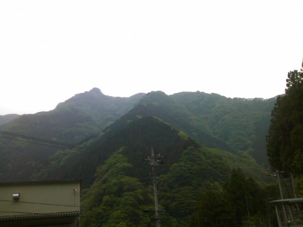 天然水が創られる山々