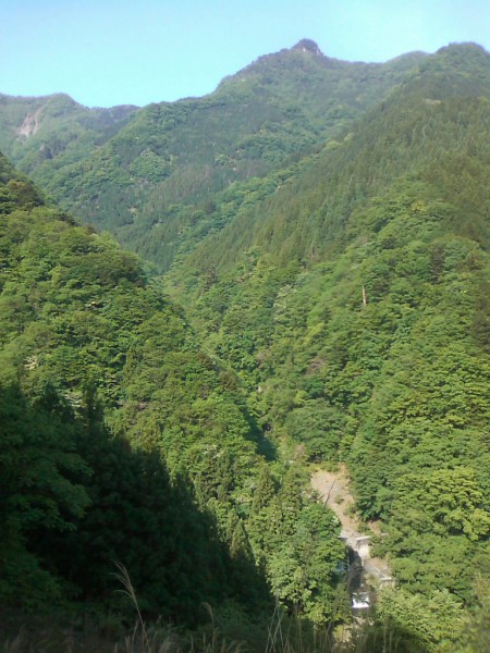 天然水が創られる山々