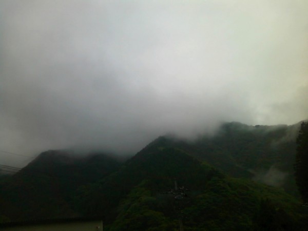 天然水が創られる山々