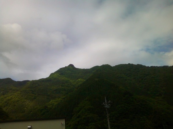 天然水が創られる山々