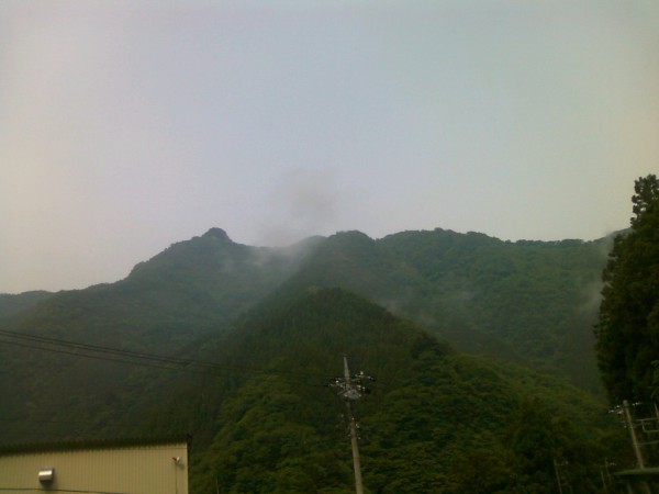 天然水が創られる山々