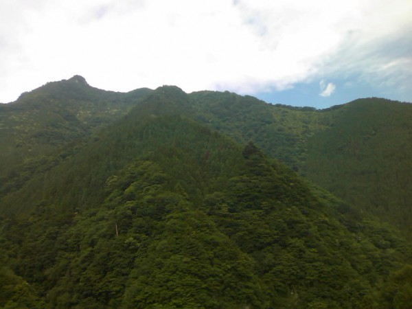 天然水が創られる山々