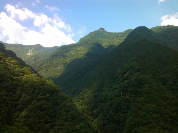 天然水が創られる山々