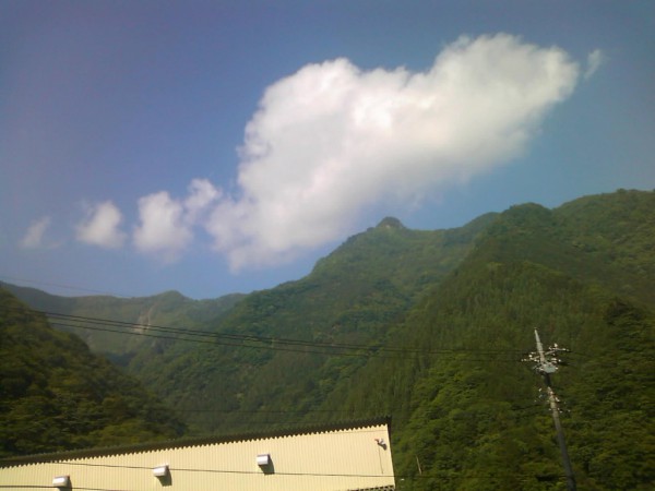 天然水が創られる山々