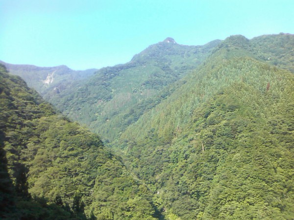 天然水が創られる山々