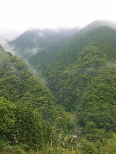 天然水が創られる山々