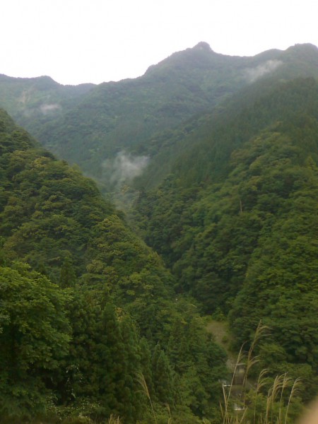 天然水が創られる山々