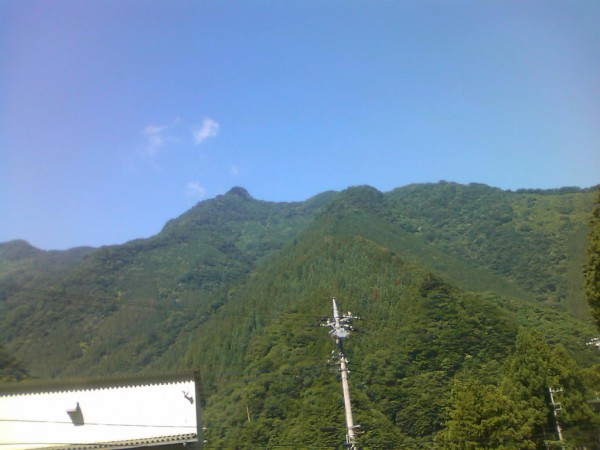 天然水が創られる山々