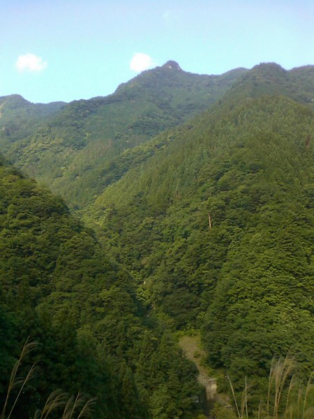 天然水が創られる山々