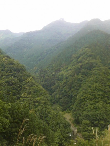 天然水が創られる山々