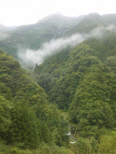 天然水が創られる山々