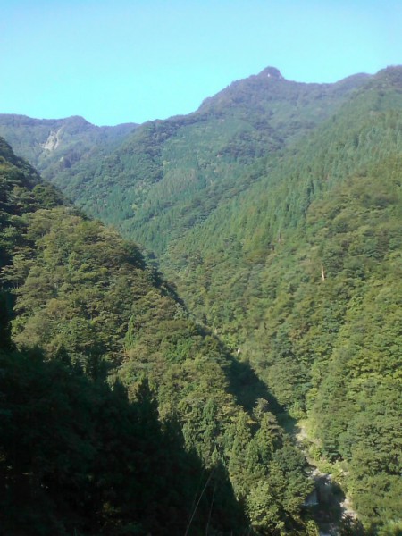 天然水が創られる山々