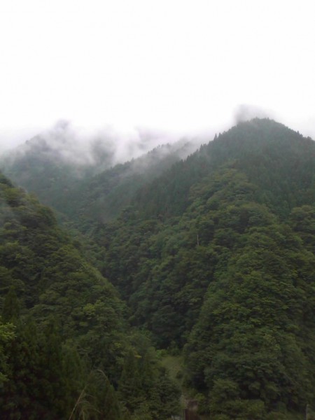 天然水が創られる山々