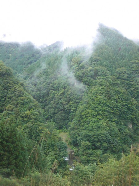 天然水が創られる山々