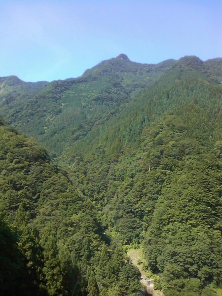 天然水が創られる山々