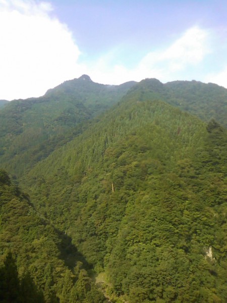 天然水が創られる山々