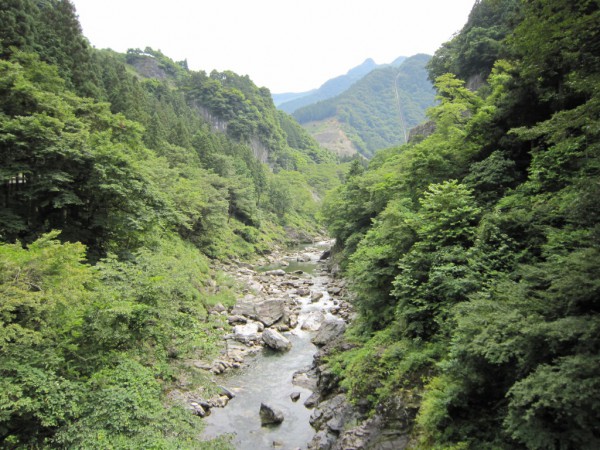 天然水が創られる山々の川”大血川”