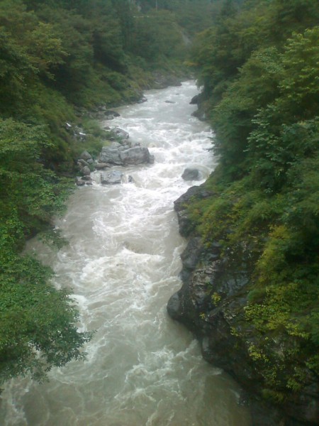 天然水が創られる山々の台風で増水した大血川