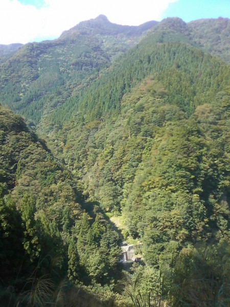 天然水が創られる山々