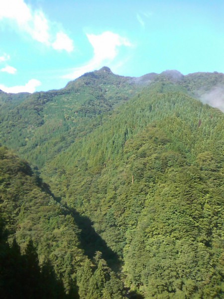 天然水が創られる山々