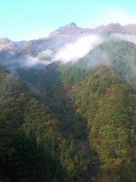 天然水が創られる山々