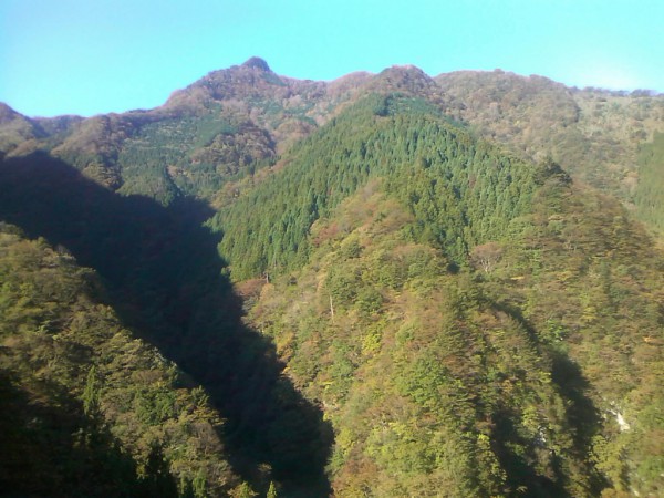 天然水が創られる山々