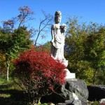 天然水が創られる山々の紅葉