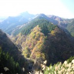 天然水が創られる山々の紅葉