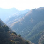 天然水が創られる山々の紅葉