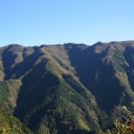 天然水が創られる山々の紅葉