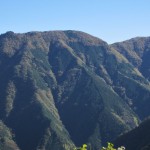 天然水が創られる山々の紅葉