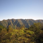 天然水が創られる山々の紅葉