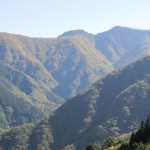 天然水が創られる山々の紅葉