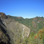 天然水が創られる山々の紅葉