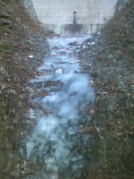 天然水が創られる山々の沢