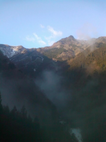 天然水が創られる山々