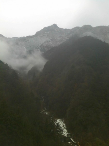 天然水が創られる山々