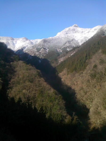 天然水が創られる山々