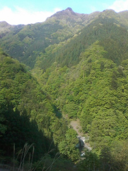 天然水が創られる山々