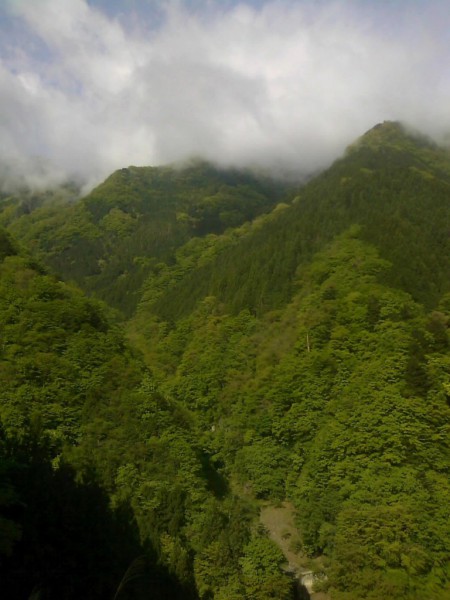 天然水が創られる山々