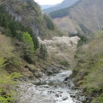 天然水が創られる山々の春