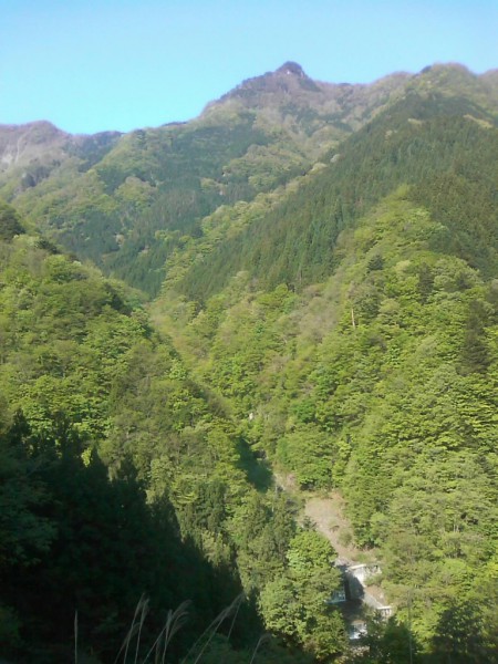 天然水が創られる山々