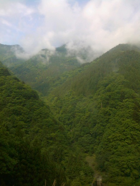 天然水が創られる山々