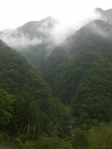 天然水が創られる山々