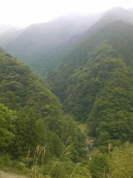 天然水が創られる山々