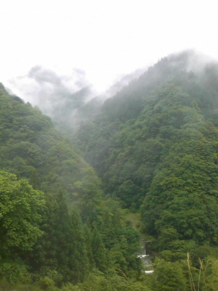 天然水が創られる山々