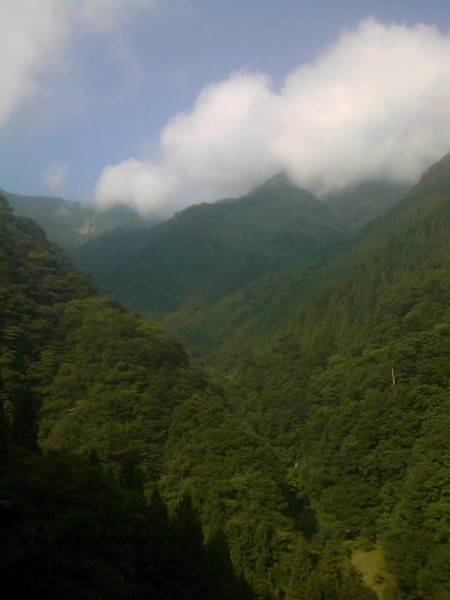 天然水が創られる山々