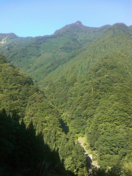 天然水が創られる山々