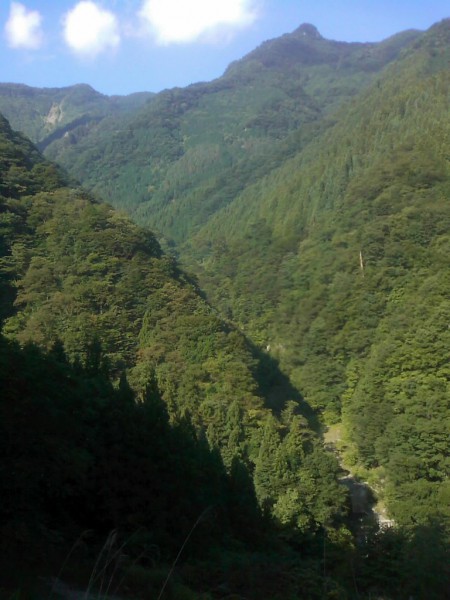 天然水が創られる山々