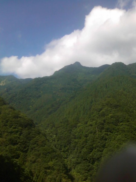 天然水が創られる山々